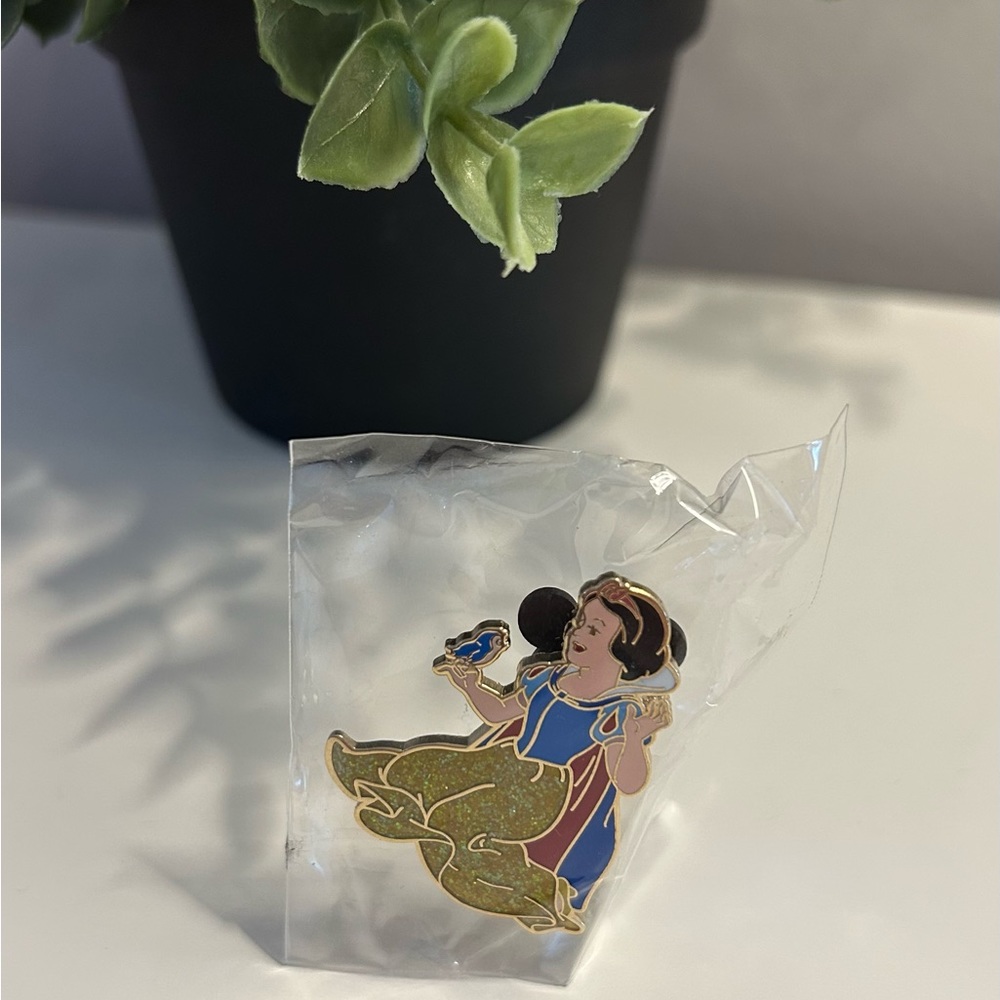 Disney collectible pin, Snow White